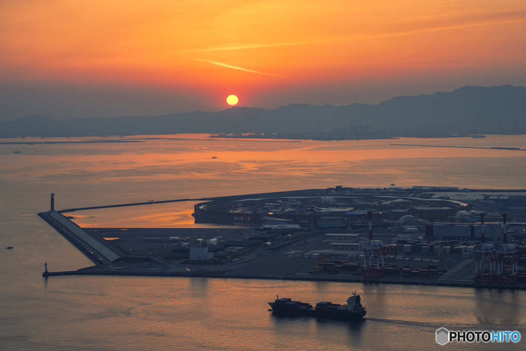 大屋根リングと夕日