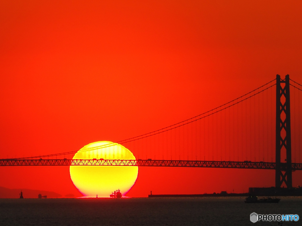 夕日に映える明石海峡大橋