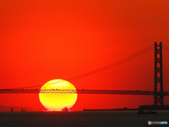 夕日に映える明石海峡大橋