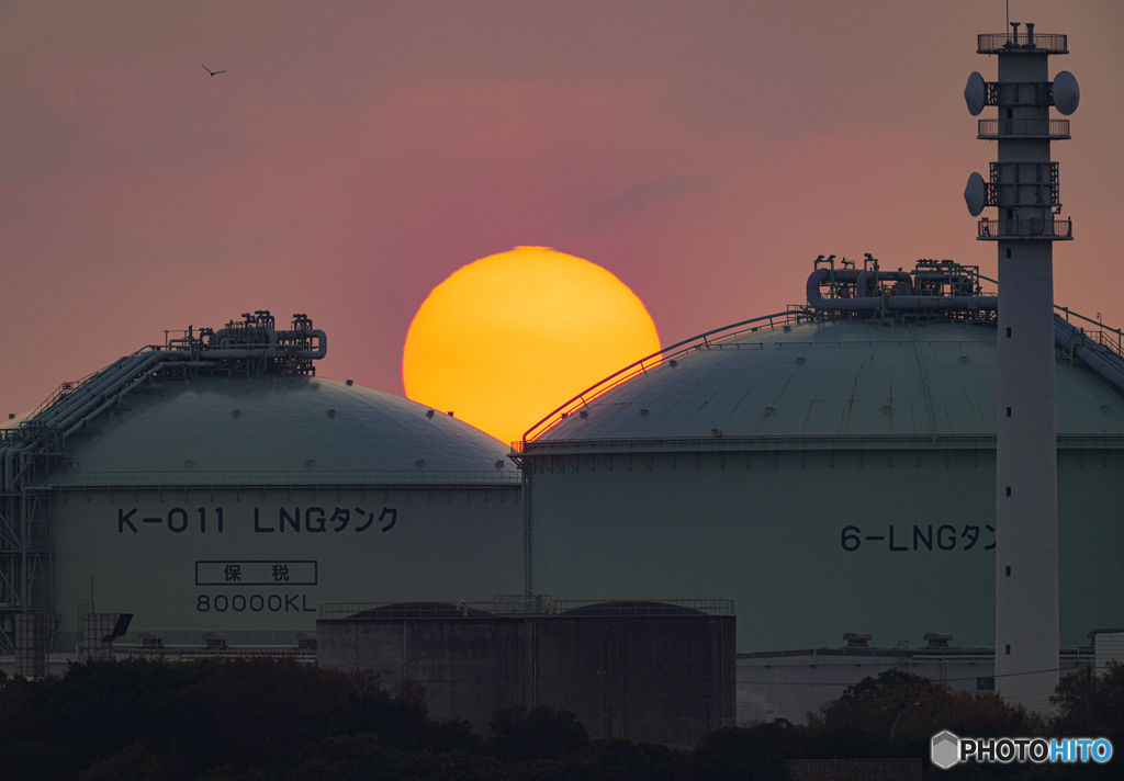 タンクに沈む夕日