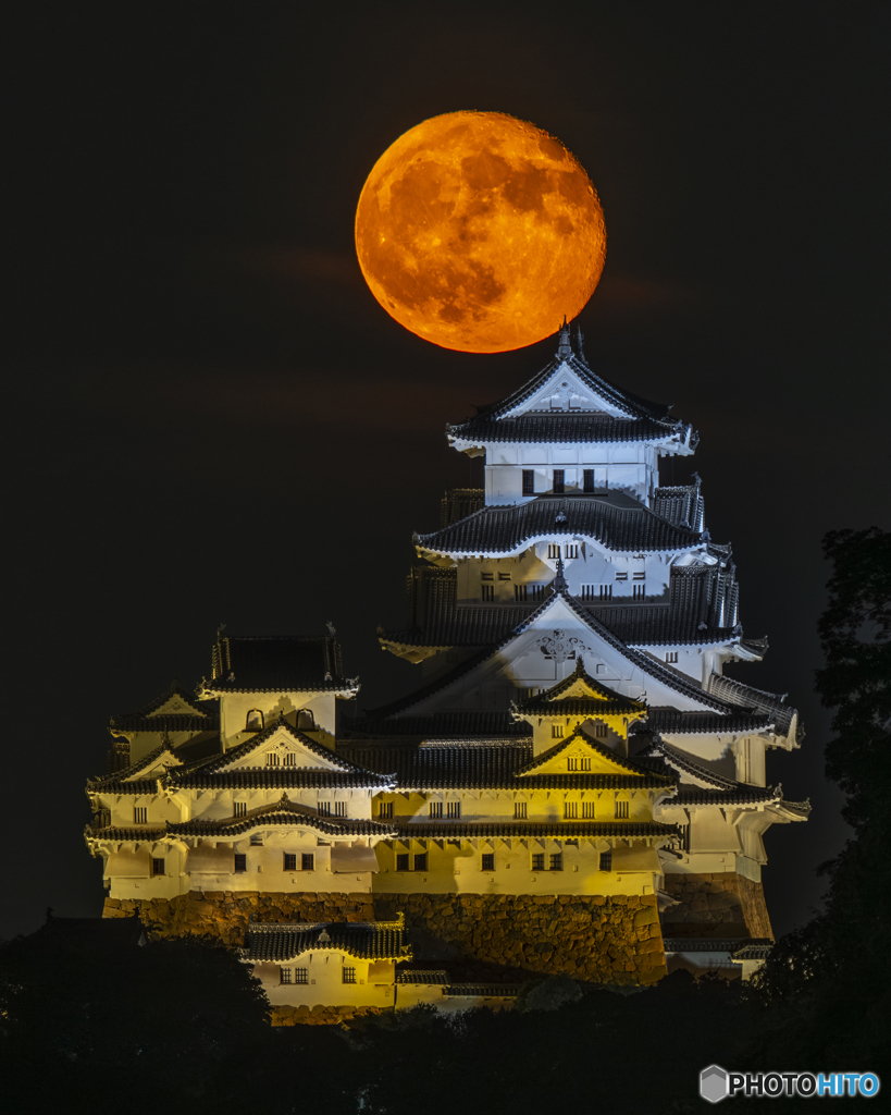 姫路城と十六夜月③