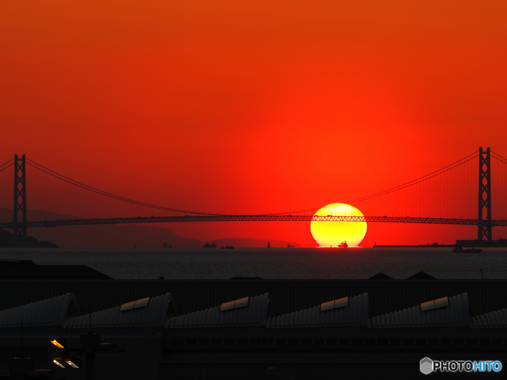 明石海峡大橋とダルマ夕日