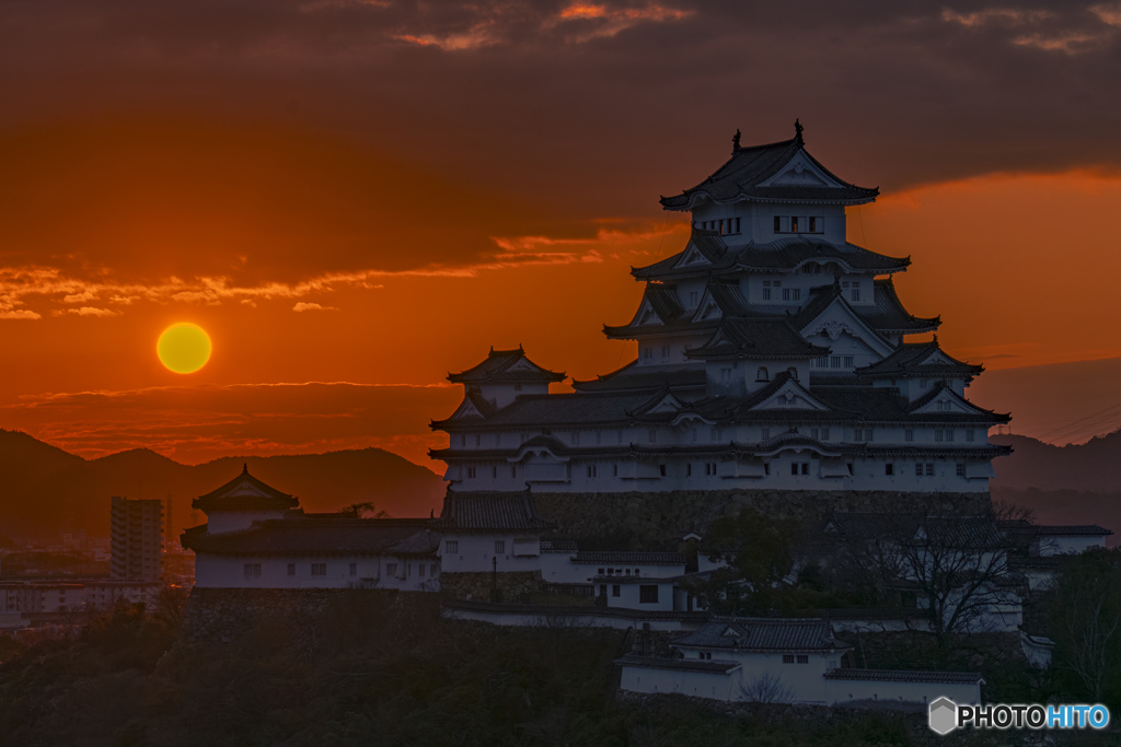 姫路城と朝日