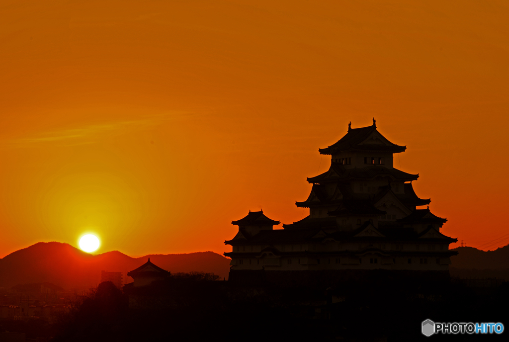 姫路城と朝日