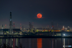 工場夜景と満月
