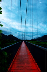 早朝、曇りと橋