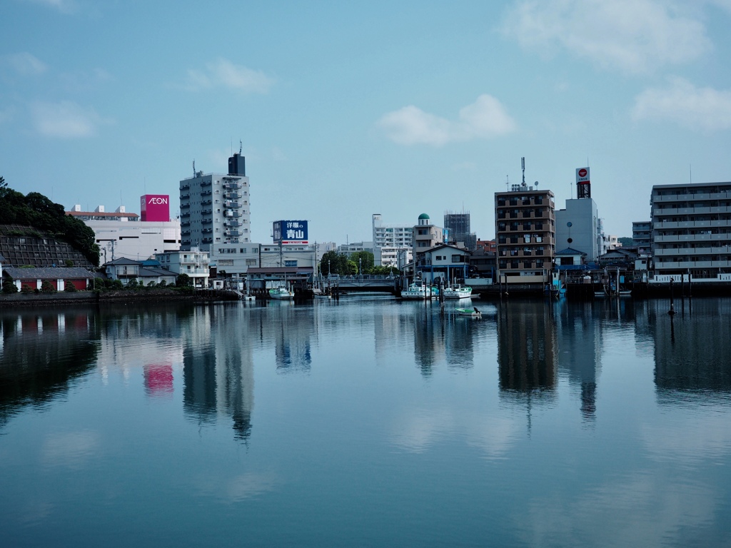 海面に映る街