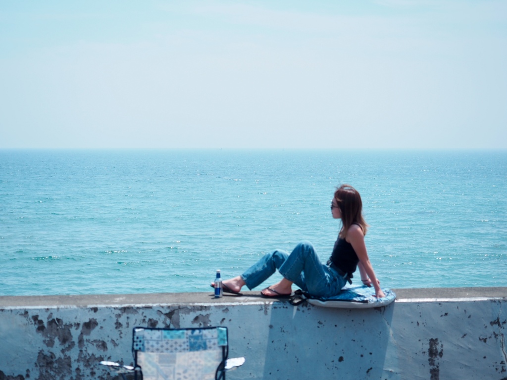 海を眺める女性