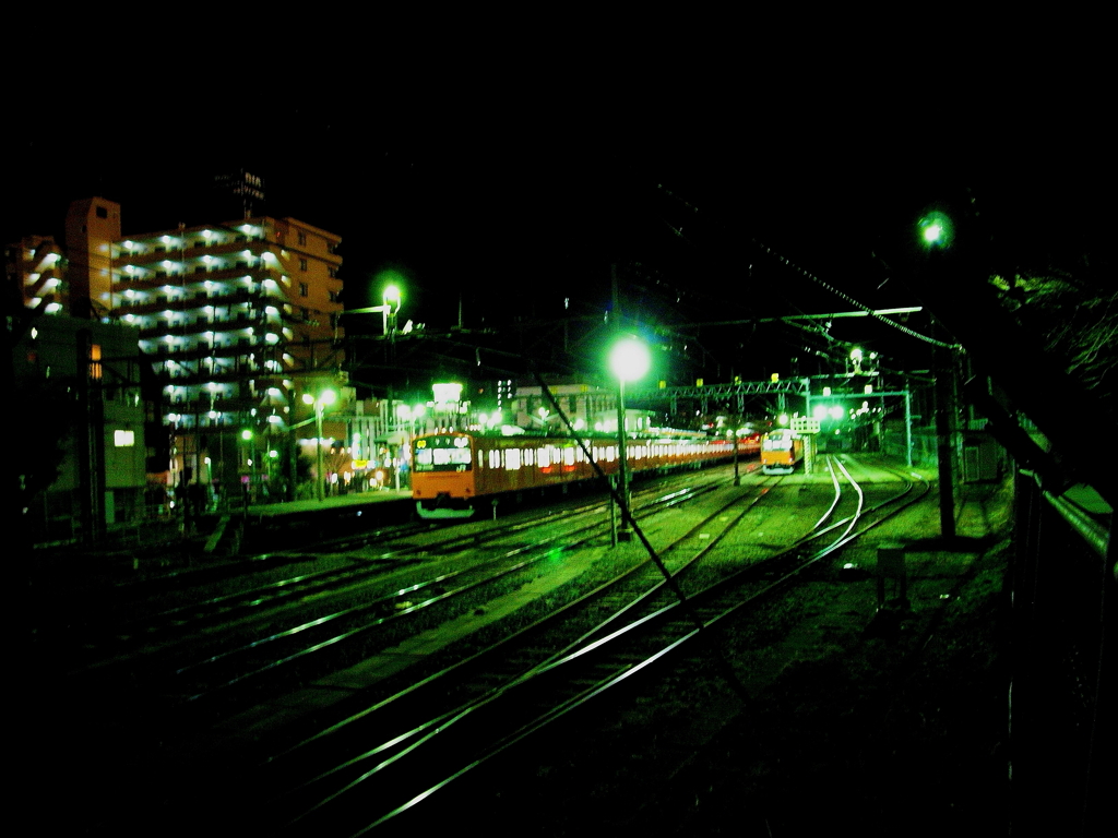 夜の駅舎