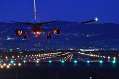 夜の大阪空港着陸