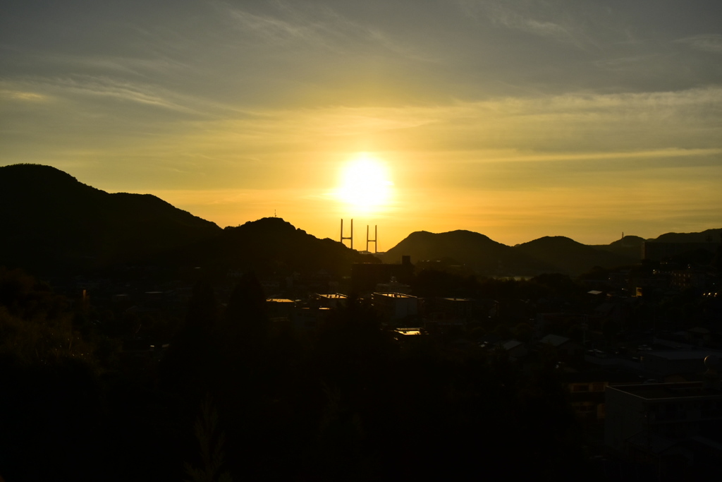 女神大橋に乗った夕日