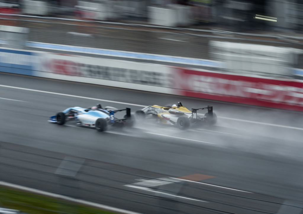 雨のレース、フォーミュラーカーは辛そうですね・・・