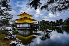 雪化粧をした金閣寺