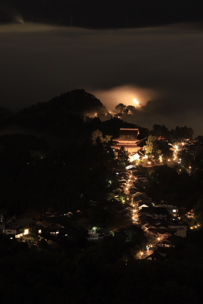 気温差がある秋の雲海に浮かぶ金峯山寺