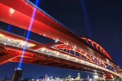 闇夜に輝く神戸大橋