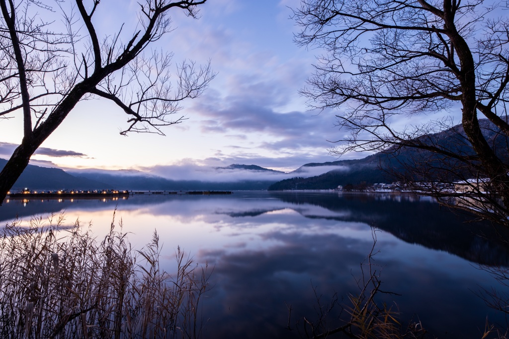 早朝の余呉湖