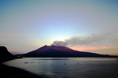 朝日を浴びた桜島