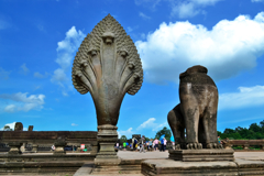 អង្គរវត្ត,：Angkor Wat 04　参道を守るナーガとシンハ