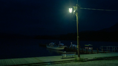 夜の湖畔 #2　桟橋とベンチ
