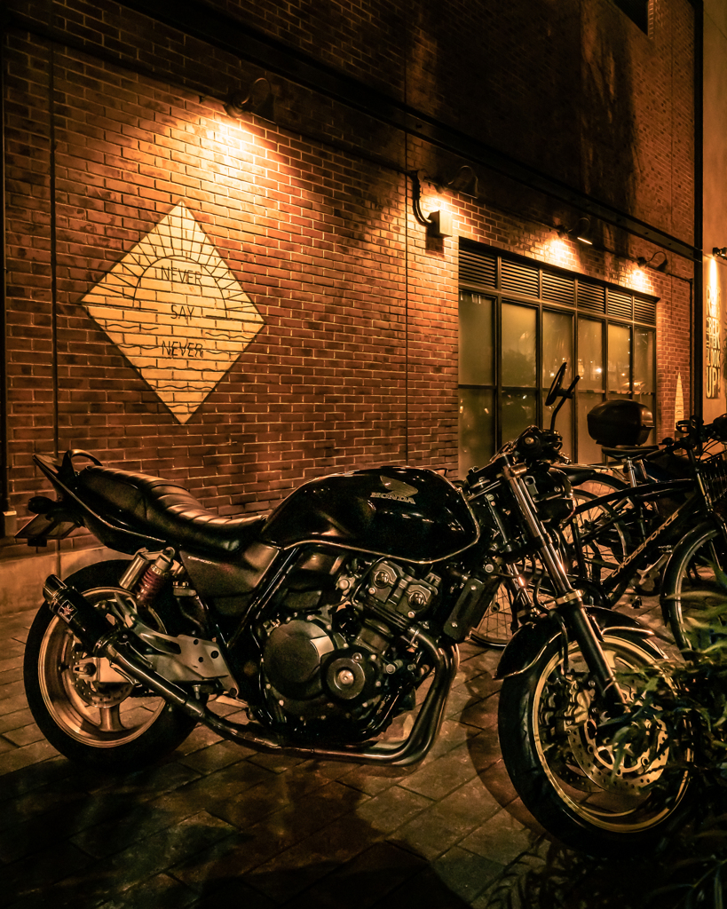 夜のバイク置き場