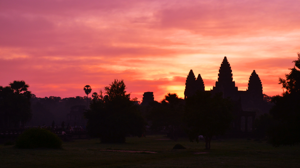 អង្គរវត្ត,：Angkor Wat 19　朝焼けの中の須弥山