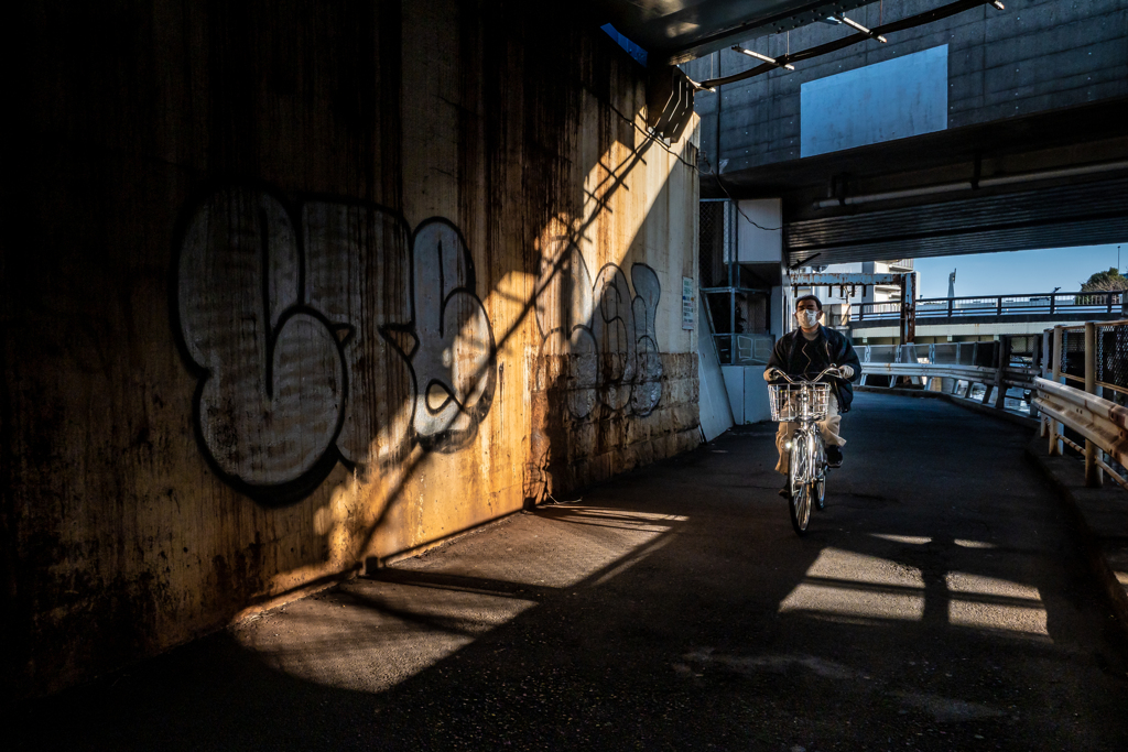 ガード下と自転車