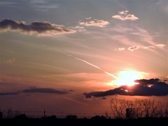 夕日飛行機雲
