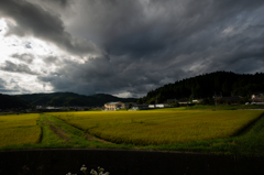 田園と雨雲