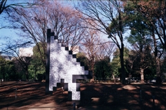 全体的に斜め左向き