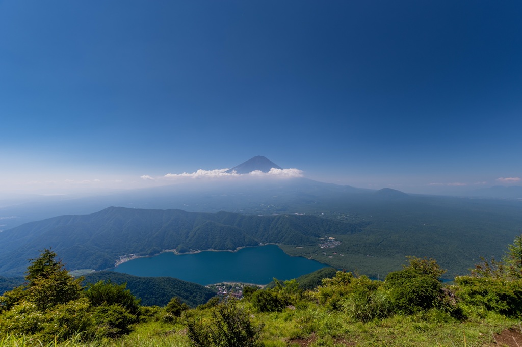 湖と山