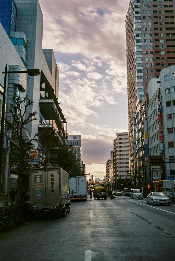 空とビルと道路