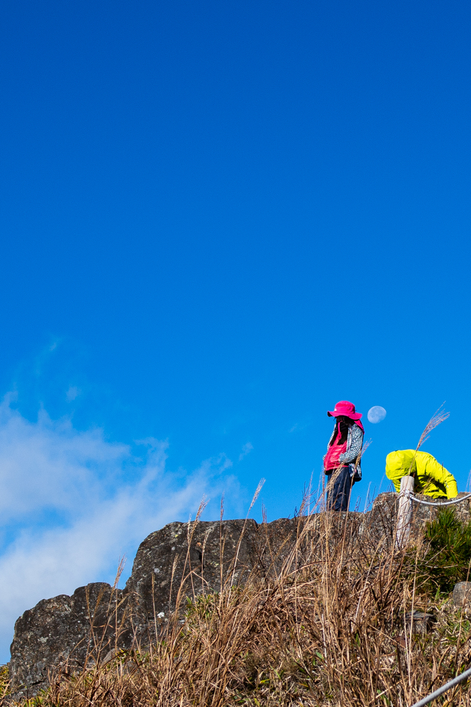 大菩薩の登山者と月と青空