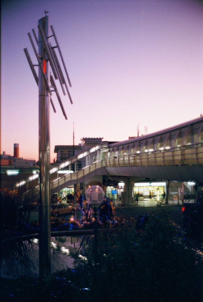 夕暮れの駅前