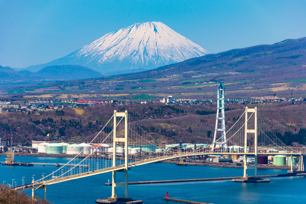 羊蹄山と白鳥大橋