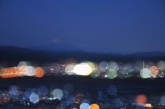 街明かりと富士山