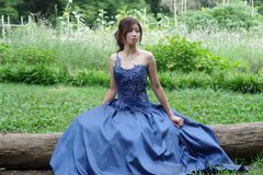 ブルーのドレスでお姫様みたいな雰囲気の写真