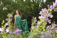 お花畑の中のグリーンのロングドレス