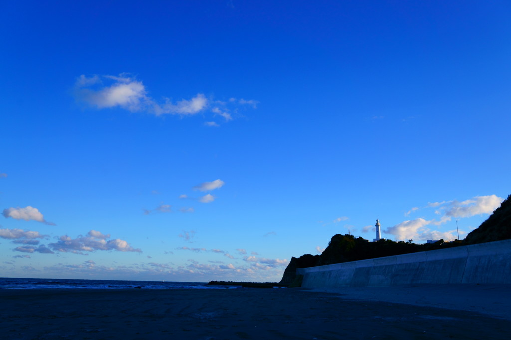 薄磯海岸からの塩屋崎灯台