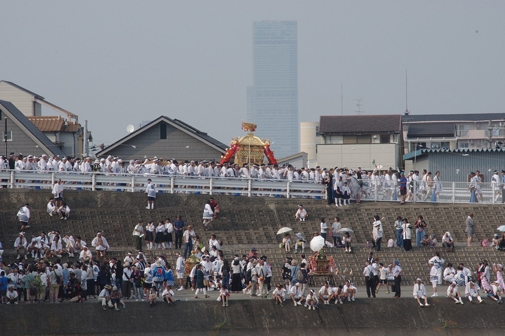住吉まつり（１）ビルと神輿