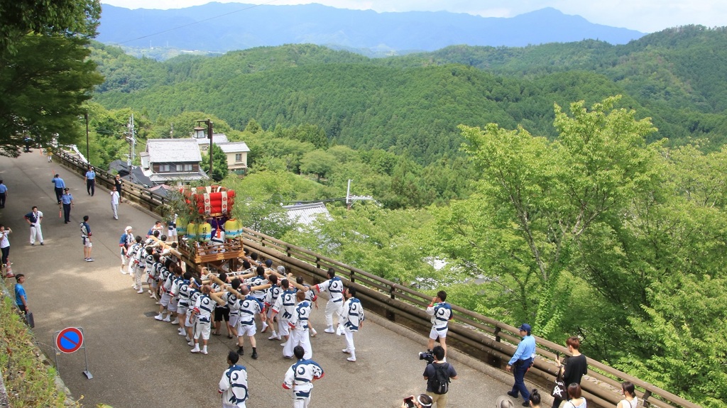山間を行く