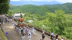 山間を行く