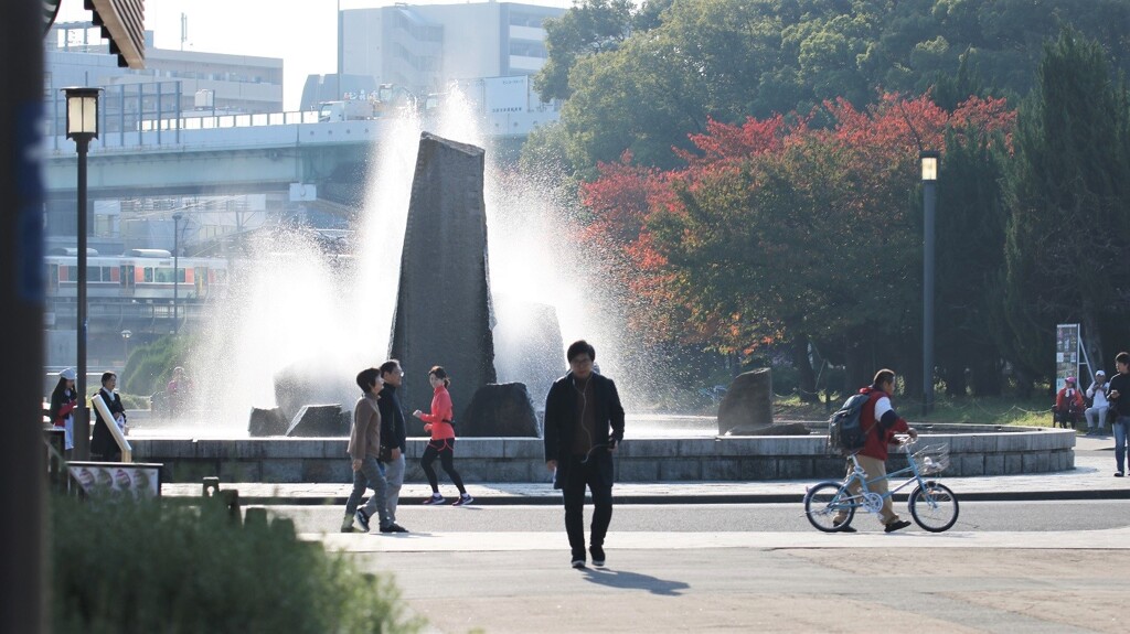 人　噴水　紅葉