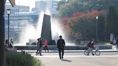 人　噴水　紅葉