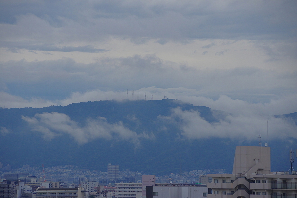 雨上がりの生駒山　山の向こうは奈良