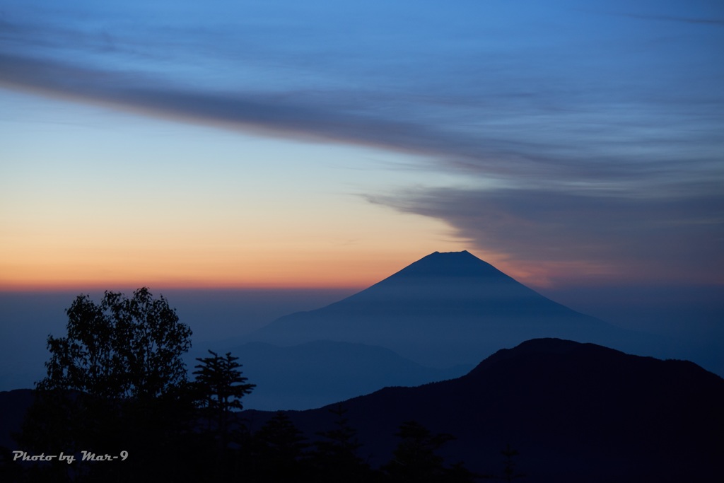 富士の夜明け