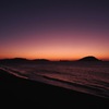 夕陽を渡る船は影絵のように