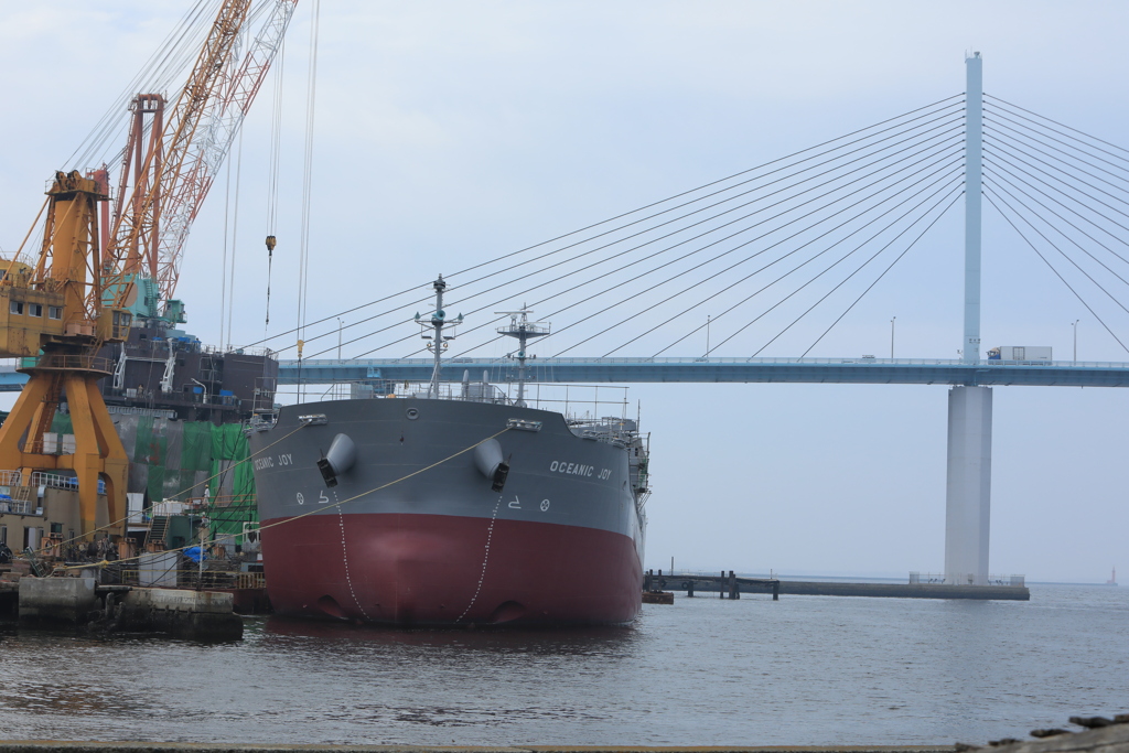 造船所と荒戸大橋