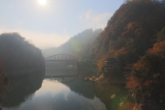 朝霧の中の紅葉