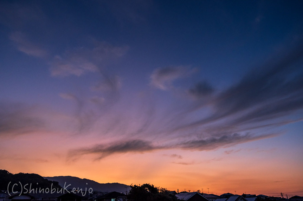 家の窓からの夕空