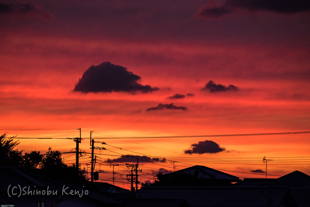 家の窓からの夕焼け